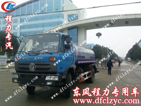 東風(fēng)145灑水車在湖北程力廠門(mén)口冒雪出發(fā)