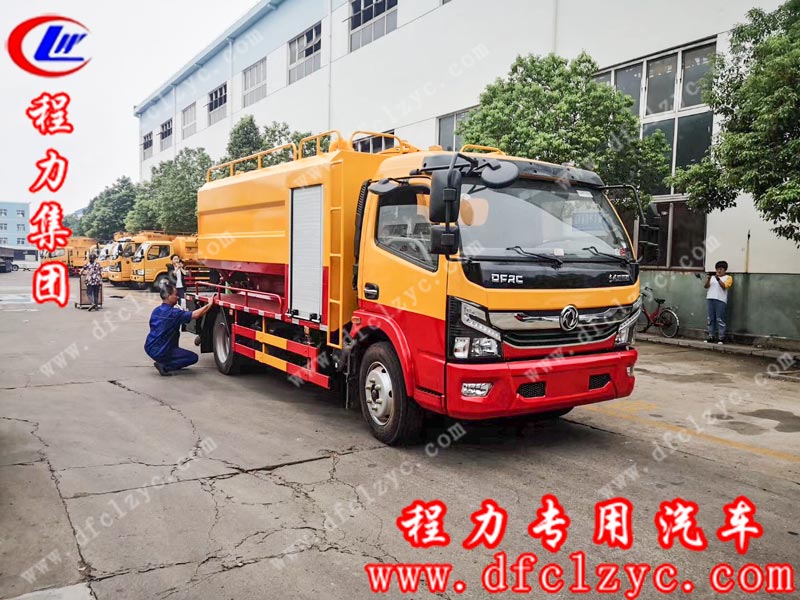 程力專用汽車股份有限公司生產(chǎn)的國六東風大多利卡清洗吸污車