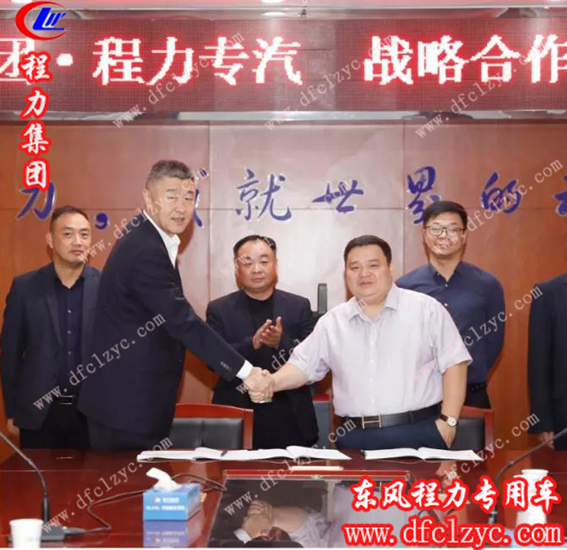 主賓雙方愉快地在合作文本簽約，并合影留念